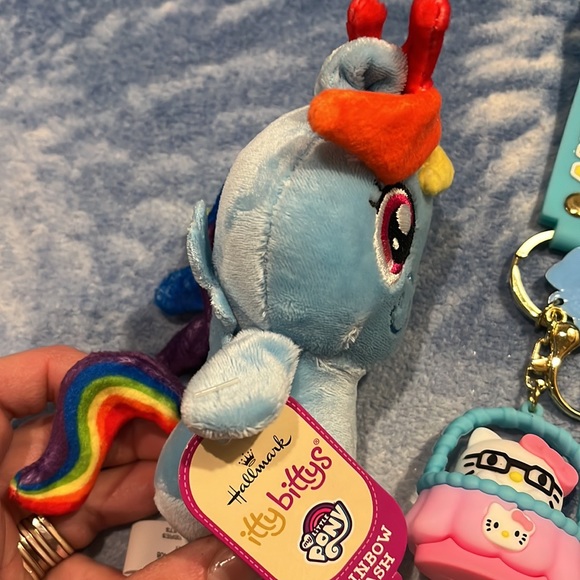 Rainbow dash itty bitty toy and Hello Kitty keychain - Picture 4 of 4